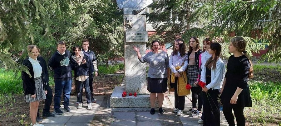 В Октябрьском районе прошла экскурсия 
по памятным местам, приуроченная к празднованию Дня Победы