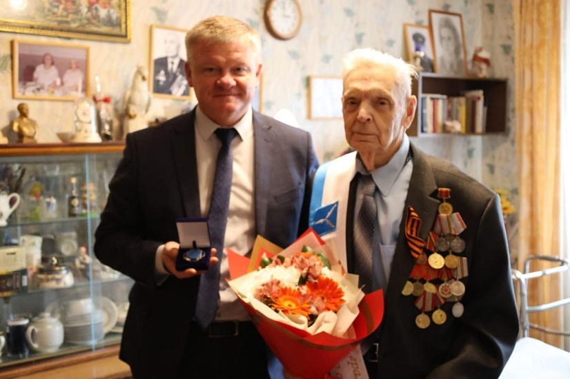 Исполняющий полномочия главы города Михаил Исаев вручил знак Почетного гражданина города Саратова Гелию Эрастовичу Матюку