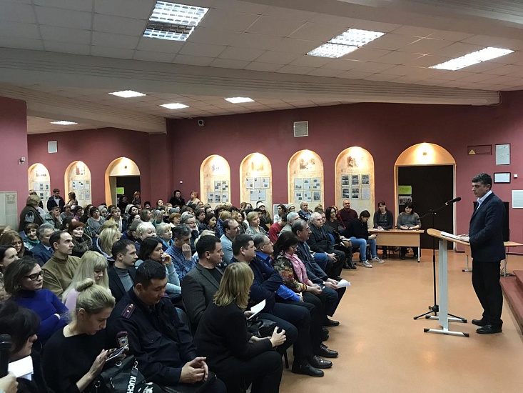 Жителей Фрунзенского района познакомили 
с планами реконструкции площади Кирова